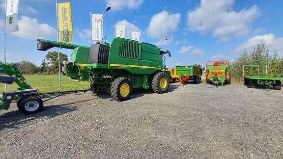 Sklízecí mlátička JOHN DEERE T660 - Photo 11
