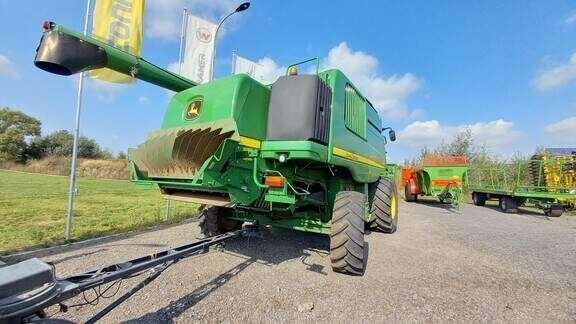 Sklízecí mlátička JOHN DEERE T660 - Photo 13