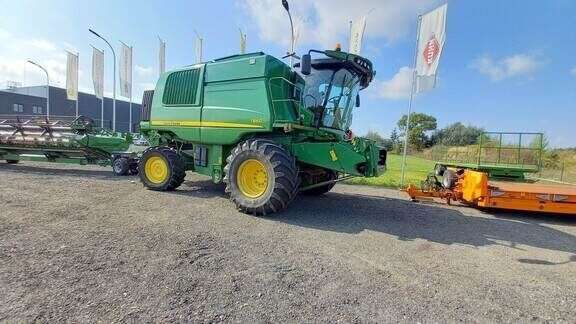 Sklízecí mlátička JOHN DEERE T660 - Photo 3